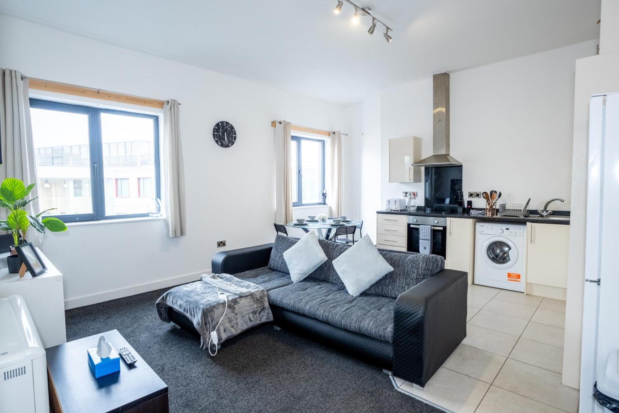 Apartment Quay House - Salford - 2bdr Sleeps 7, Spacious & Quiet - Free Parking - Close To Centre, United & The Lowry *